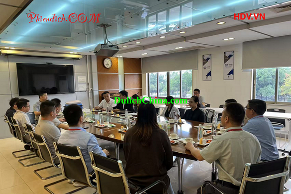 Người Úc Gốc Việt Thuê Thông Dịch Viên Tiếng Hoa Tại Thượng Hải